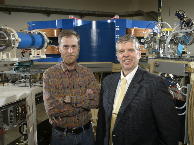 Учёные Дэррил Грейнджер (слева) и Марк Кэффи (справа) на фоне магнитного детектора, использованного для определения возраста австралопитека (фото Purdue University/John Underwood).