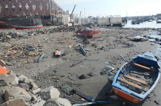 Последствия цунами, обрушившегося на Чили в апреле 2014 года и вызванного землетрясением магнитудой 8,2 (фото Juan Gonz&aacute;lez-Carrasco/Universidad Catolica del Norte Chile). 