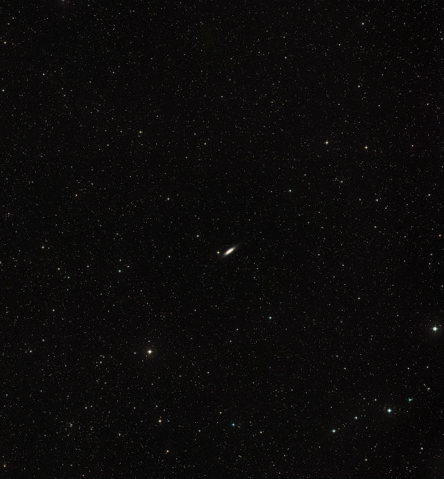 Одинокая галактика не имеет соседей на расстоянии миллионов световых лет (фото NASA, ESA, Digitized Sky Survey 2/Davide De Martin).