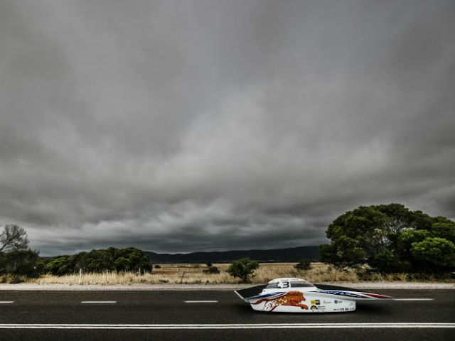Погода в последний день была пасмурной, поэтому команды не могли нормально зарядить аккумуляторы (фото с сайта Nuon Solar Team).