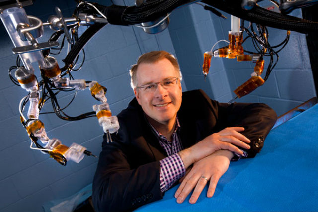 Доктор Шейн Фарритор (Shane Farritor) и его детище (фото UNL/Craig Chandler).