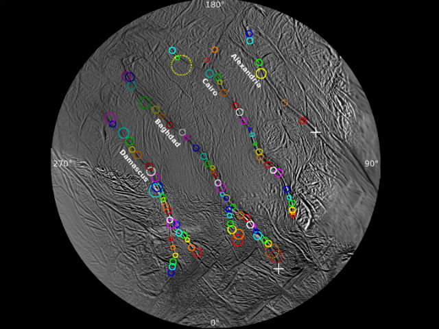 Расположение гейзеров вдоль гигантских разломов в южной области Энцелада (NASA/JPL/Cassini)