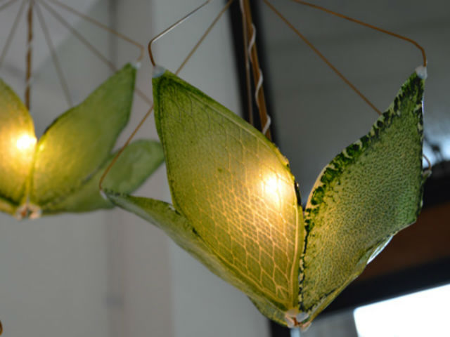 Светильники из фотосинтетических листов не только освещают, но и производят кислород (фото Julian Melchiorri/Dezeen).