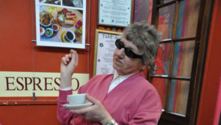 Лин Оливер стала одной из первых, кто опробовал умные очки и остался ими очень доволен (фото Oxford University). 