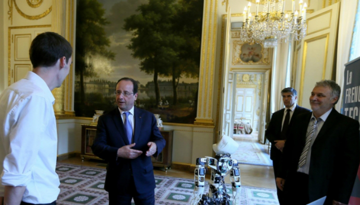 Робот Poppy представляется президенту Франции Франсуа Олланду (фото Poppy Project).