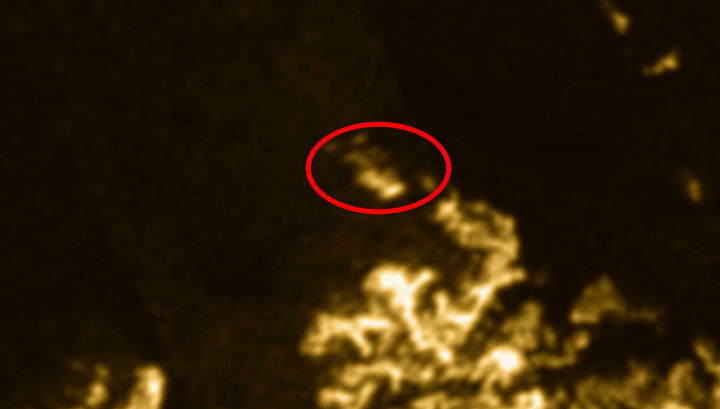 Призрачный остров в титановом море Ligeia Mare (фото NASA/JPL-Caltech/ASI/Cornell). 