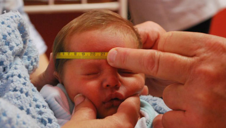 Измерение диаметра головы у новорождённого в рамках исследования (фото INTERGROWTH-21st project).